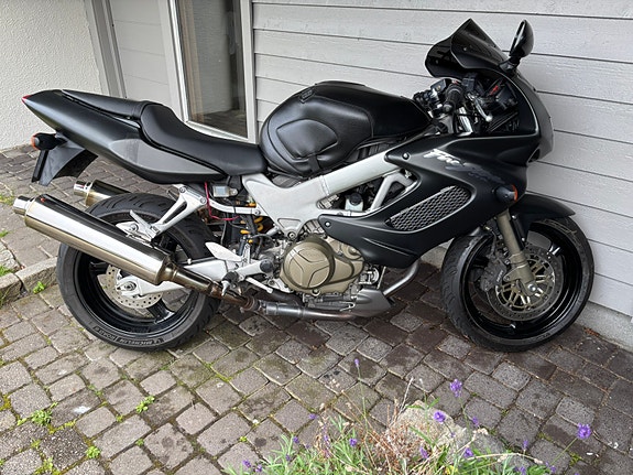 Honda VTR 1000 Firestorm 2 of 12
