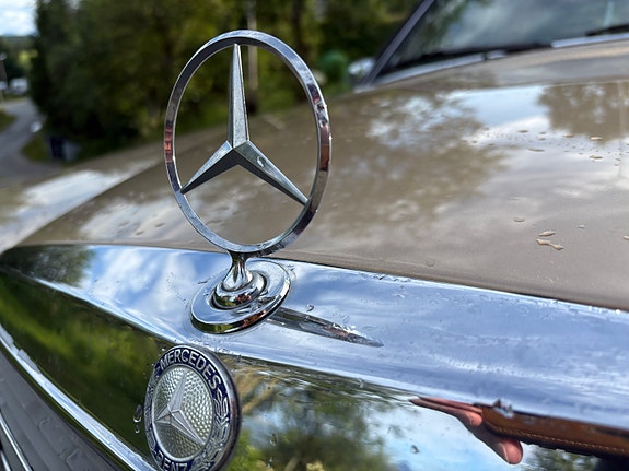 Mercedes-Benz 230 2 of 5