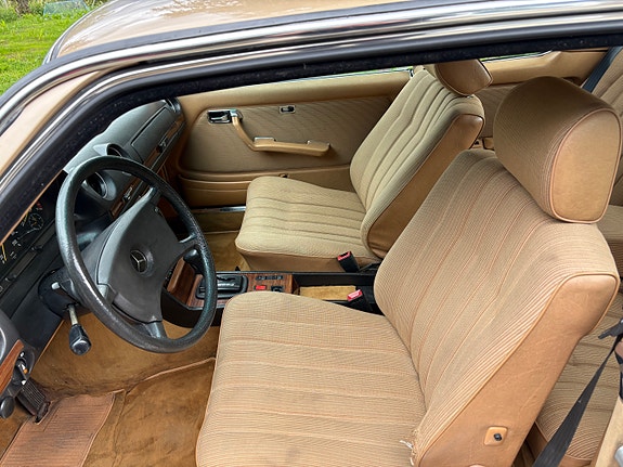 Mercedes-Benz 230 26 of 30