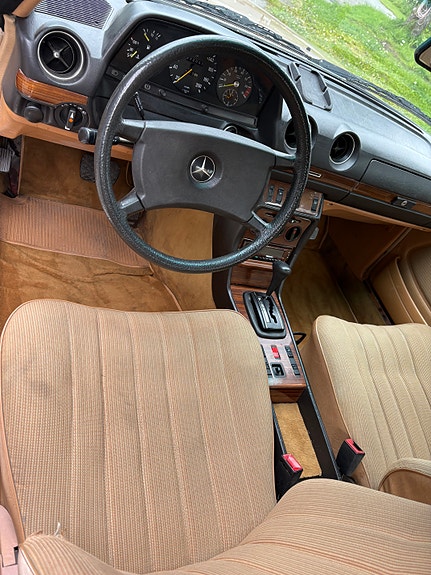 Mercedes-Benz 230 27 of 30