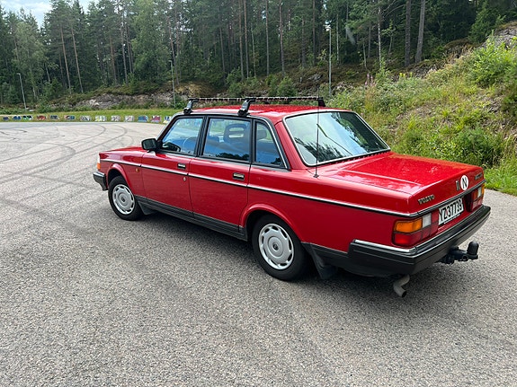 Volvo 240 4 of 5