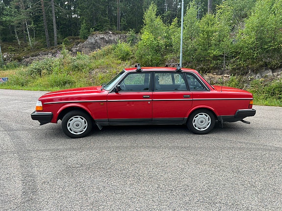 Volvo 240 3 of 5
