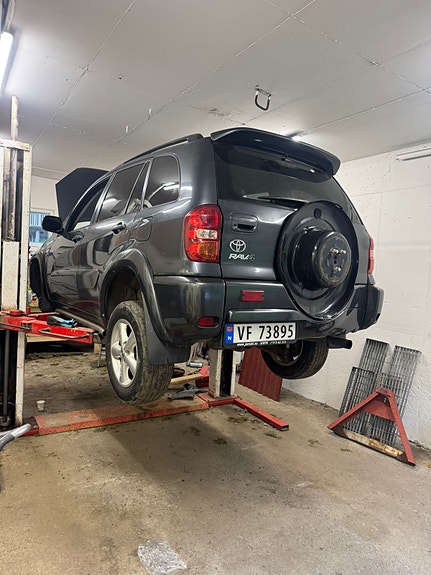 Toyota RAV4 4 of 5
