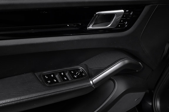 Porsche Cayenne 27 of 30