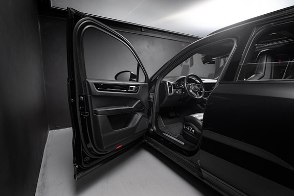 Porsche Cayenne 25 of 30