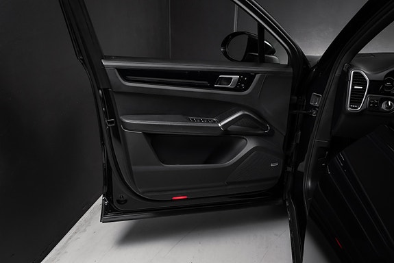 Porsche Cayenne 26 of 30