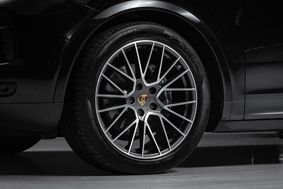 Porsche Cayenne 3 of 30
