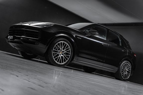 Porsche Cayenne 2 of 30