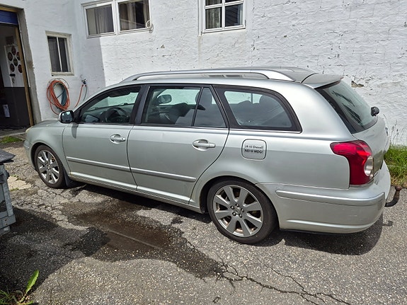Toyota Avensis 2 of 13