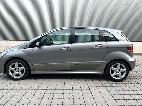 Mercedes-Benz B180 4 of 30