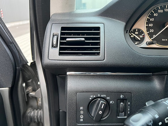 Mercedes-Benz B180 23 of 30