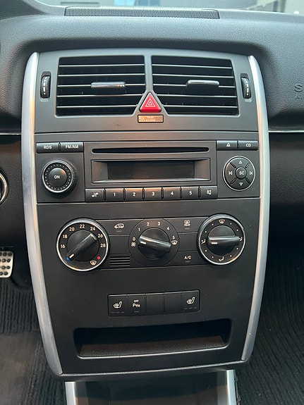 Mercedes-Benz B180 28 of 30