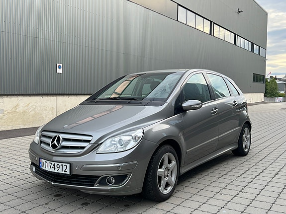 Mercedes-Benz B180 2 of 30