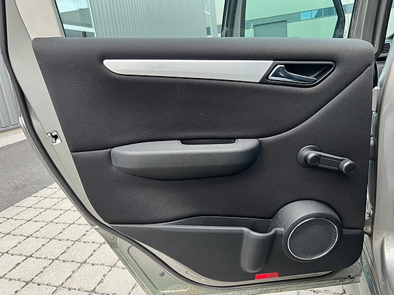 Mercedes-Benz B180 30 of 30