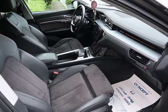 Audi e-tron 29 of 30