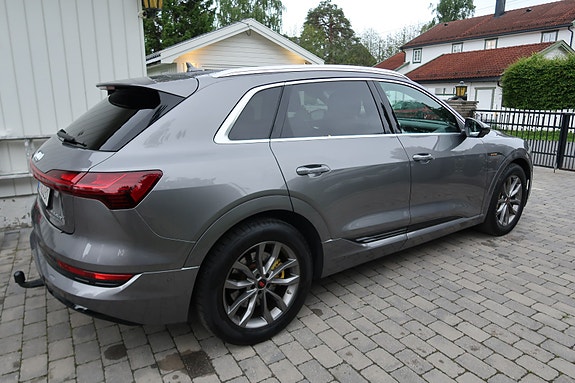 Audi e-tron 8 of 30