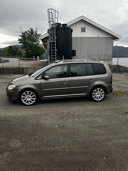 Volkswagen Touran 2 of 24