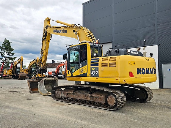 Komatsu PC240LC-10, 2012 mod, 11000 timer, Rototilt, 2 skuffer, full servicehistorikk og ny sertifisering 3 of 5