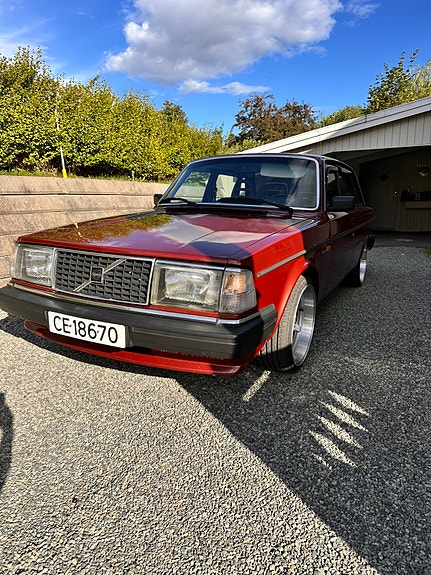 Volvo 240 3 of 5