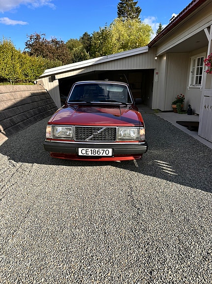 Volvo 240 2 of 5