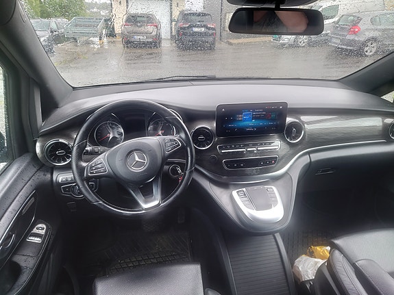 Mercedes-Benz EQV300 13 of 23