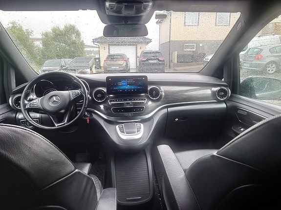 Mercedes-Benz EQV300 16 of 23