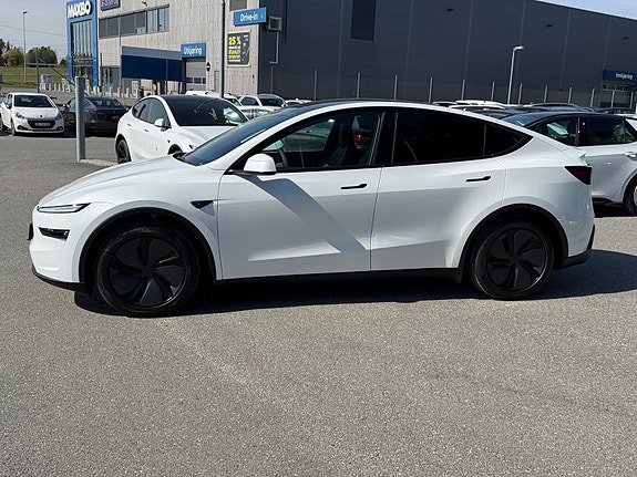 Tesla Model Y 5 of 5