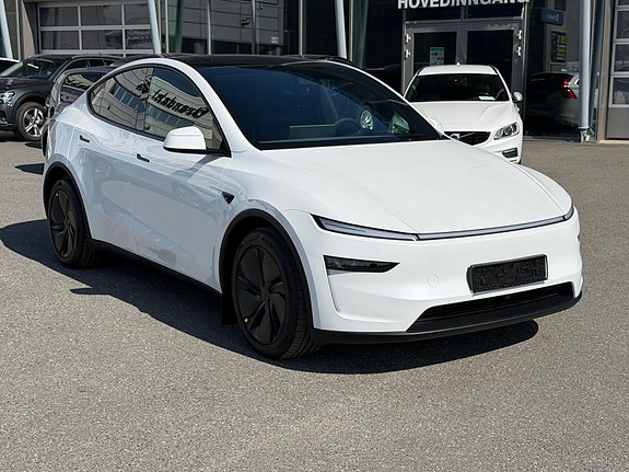 Tesla Model Y 3 of 5