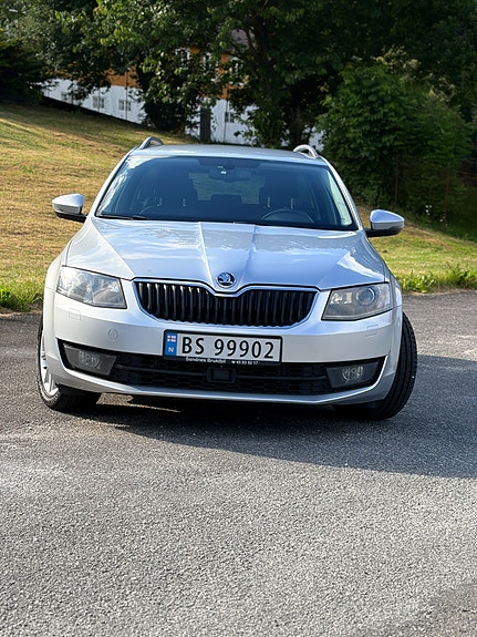 Skoda Octavia 2 of 5
