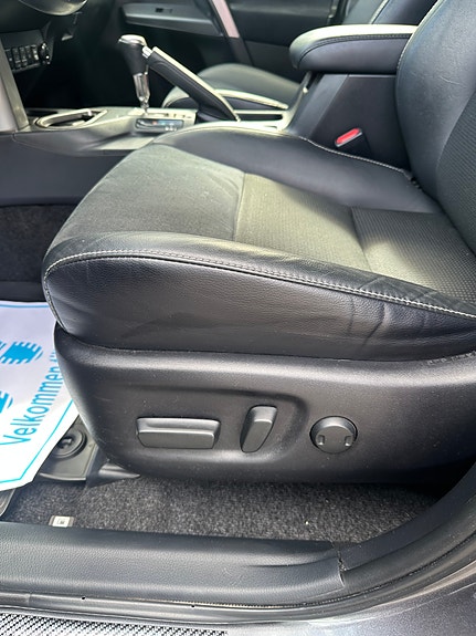 Toyota RAV4 8 of 24