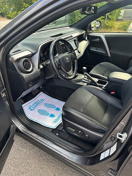 Toyota RAV4 6 of 24