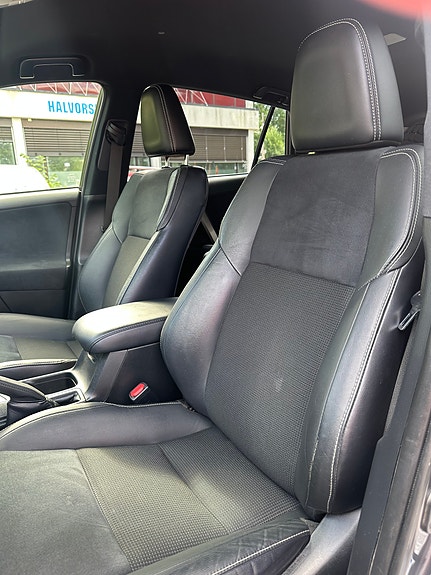 Toyota RAV4 7 of 24
