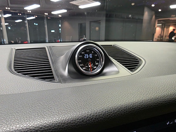 Porsche Macan 25 of 30