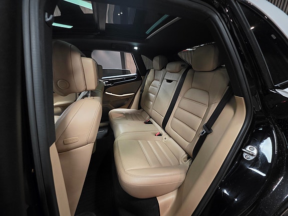Porsche Macan 15 of 30