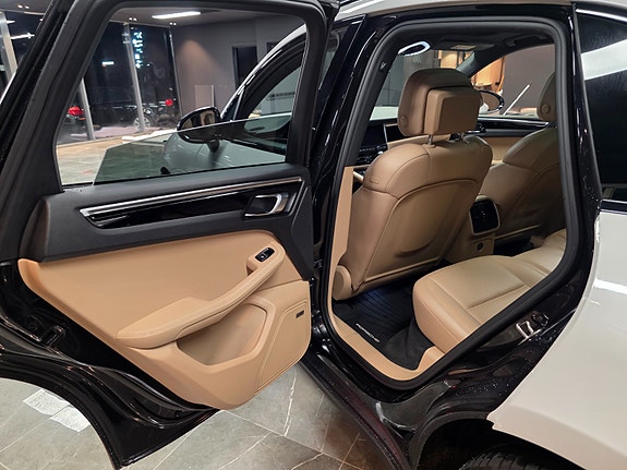 Porsche Macan 14 of 30
