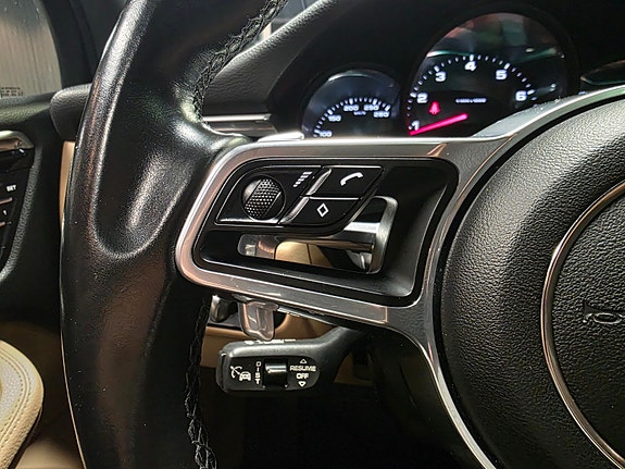 Porsche Macan 22 of 30