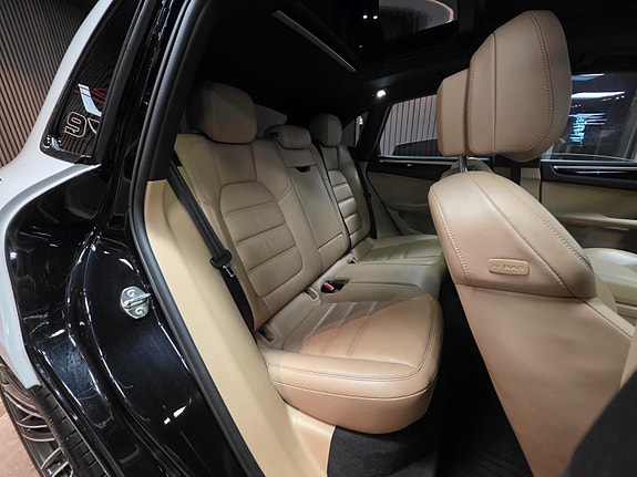 Porsche Macan 12 of 30