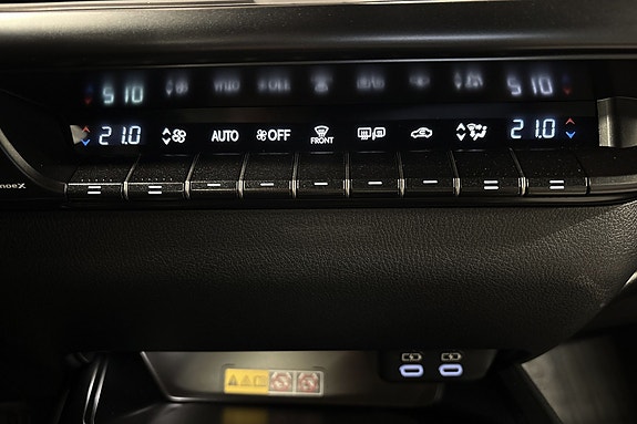 Lexus UX300e 23 of 30