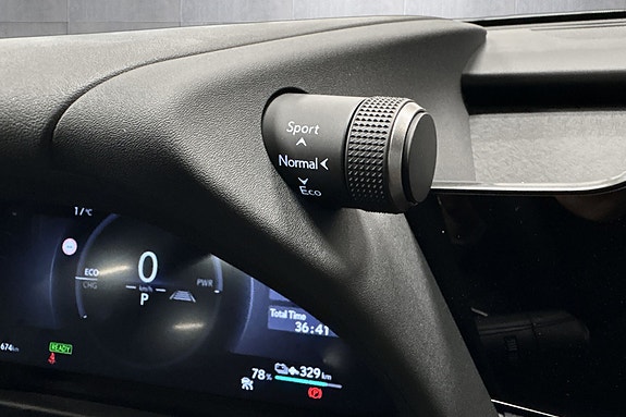 Lexus UX300e 26 of 30