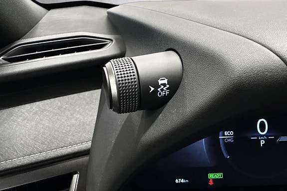 Lexus UX300e 27 of 30