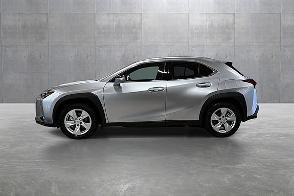 Lexus UX300e 2 of 30