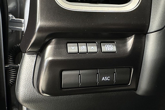 Lexus UX300e 29 of 30