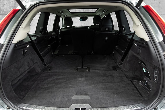 Volvo XC90 10 of 30