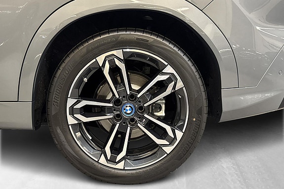 BMW iX2 11 of 26
