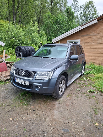 Suzuki Grand Vitara 2 of 5