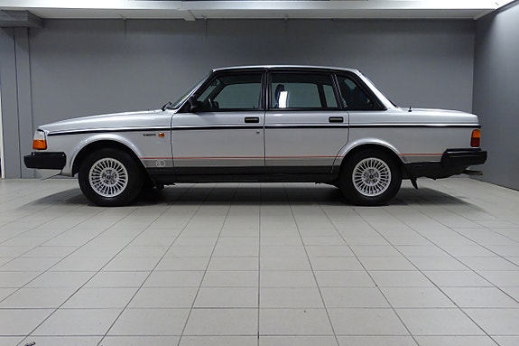 Volvo 240 3 of 5