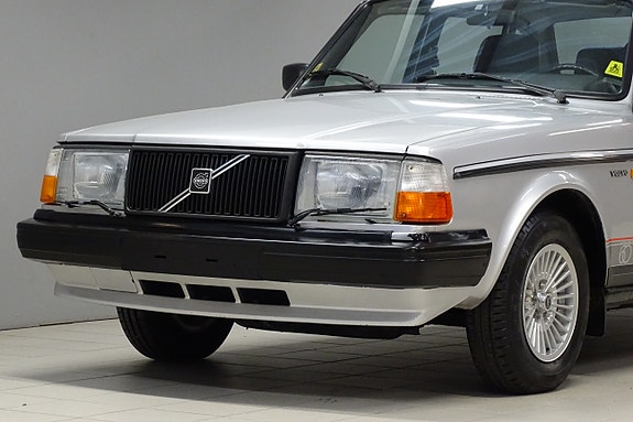Volvo 240 4 of 5