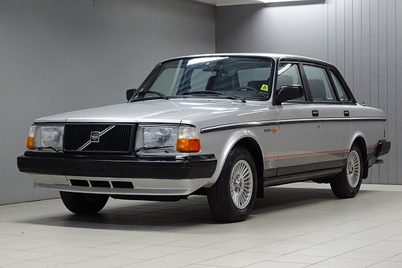 Volvo 240 2 of 5