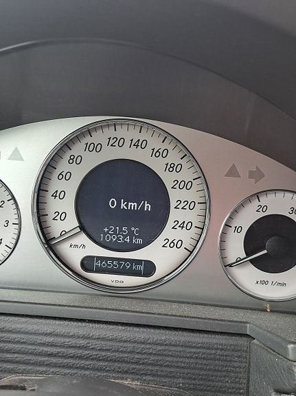 Mercedes-Benz E220 5 of 12
