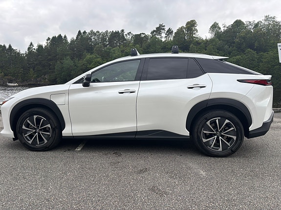 Lexus RZ450e 2 of 17